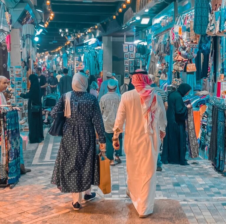 الاندماج الاجتماعي وتكوين العلاقات: من الغربة إلى الانتماء​